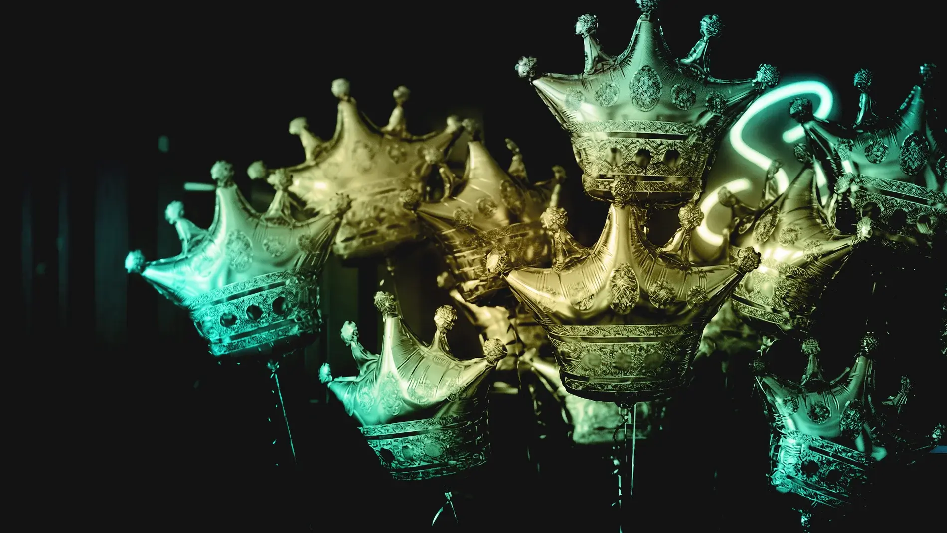 Abstract representation of the IT seniority bubble: high demand for senior developers vs market reality.